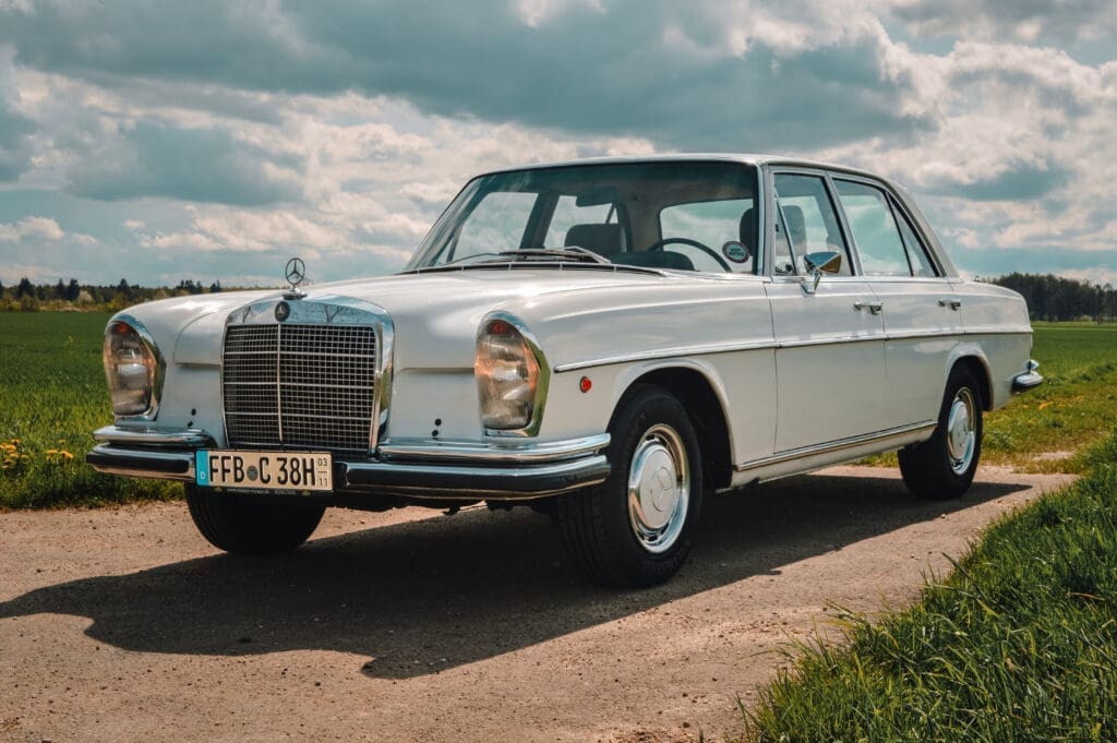 Mercedes Benz 280SE in weiß